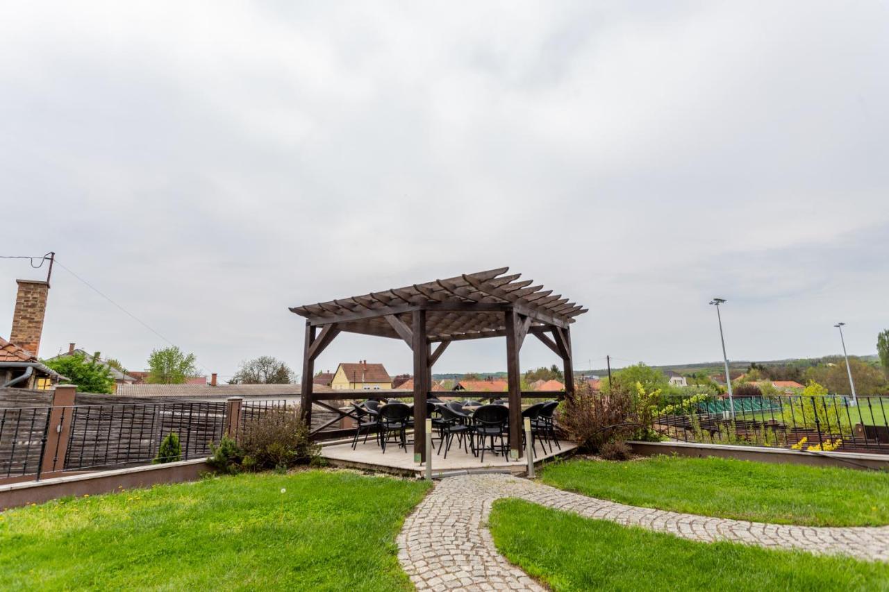 Petreny Borpanzio Bed & Breakfast Egerszalok Exterior photo