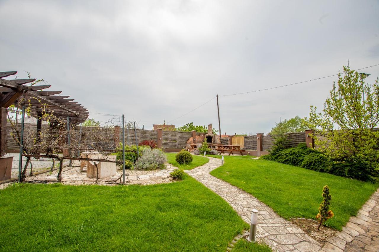 Petreny Borpanzio Bed & Breakfast Egerszalok Exterior photo