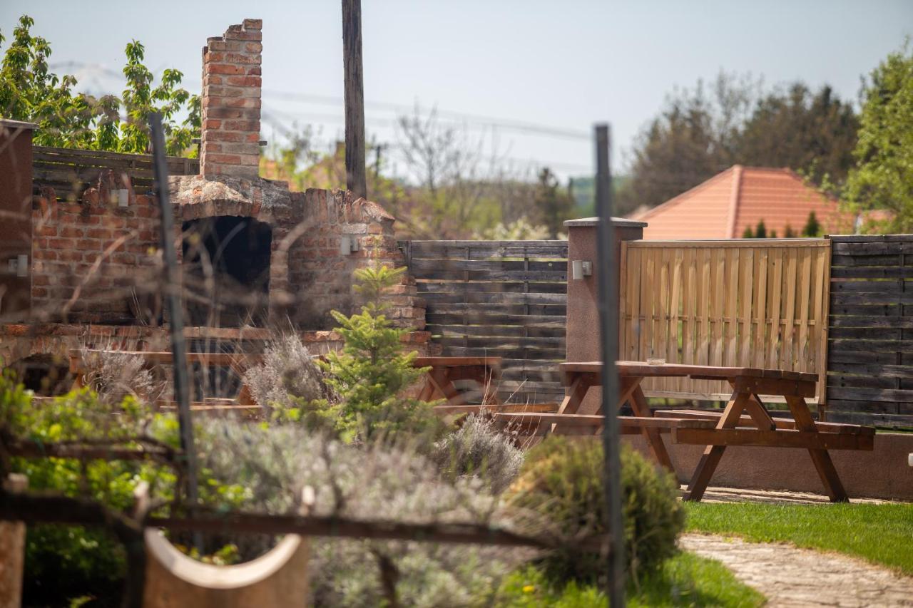 Petreny Borpanzio Bed & Breakfast Egerszalok Exterior photo
