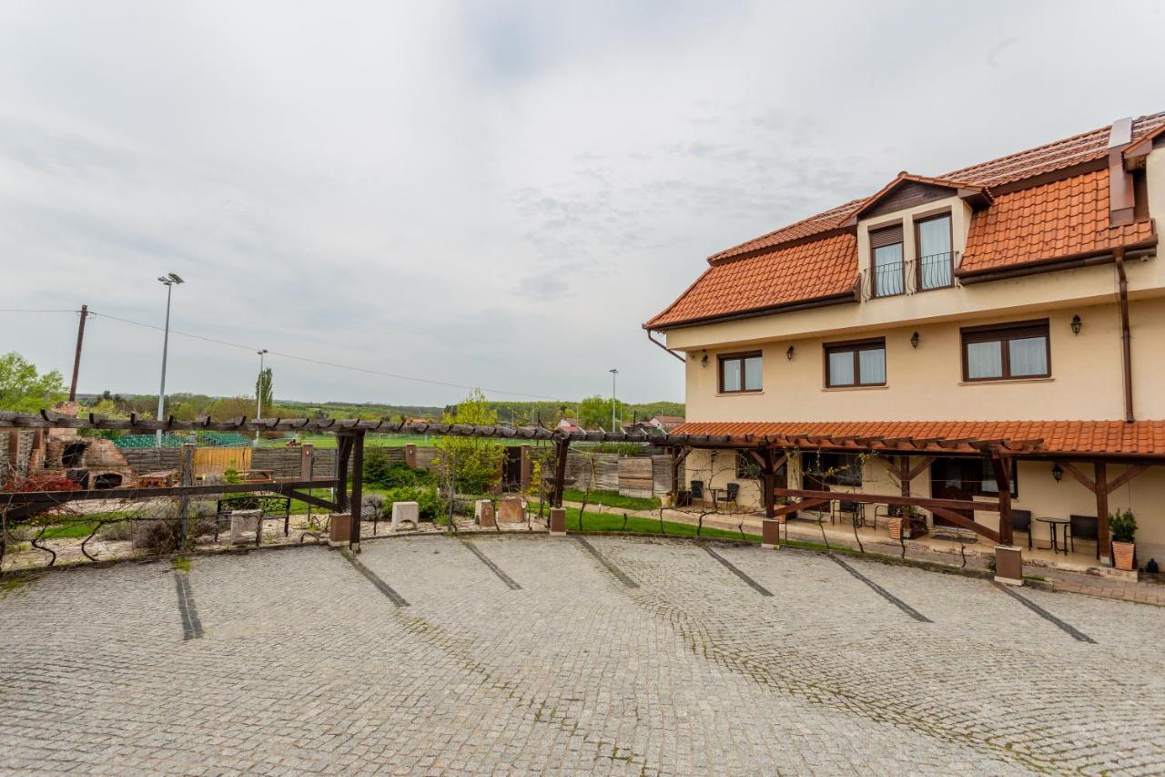 Petreny Borpanzio Bed & Breakfast Egerszalok Exterior photo