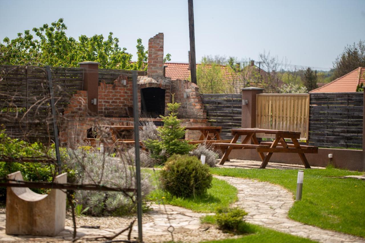 Petreny Borpanzio Bed & Breakfast Egerszalok Exterior photo